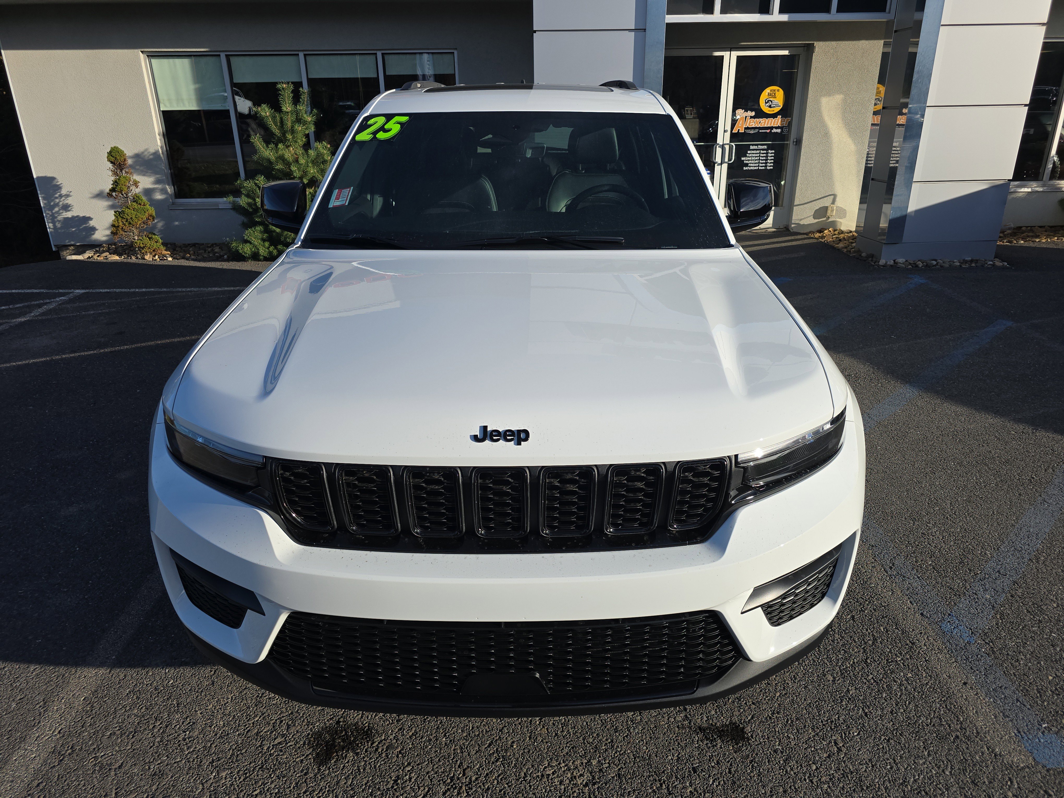 New 2025 Jeep Grand Cherokee Altitude image 9
