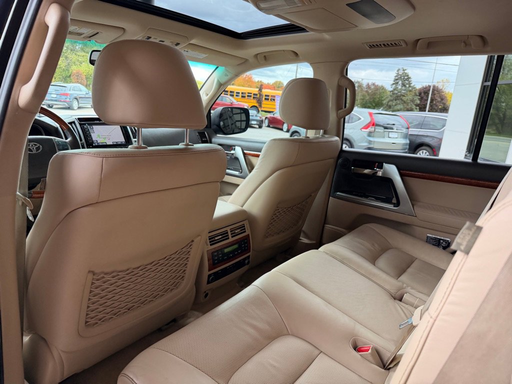 Used 2015 Toyota Land Cruiser image 11