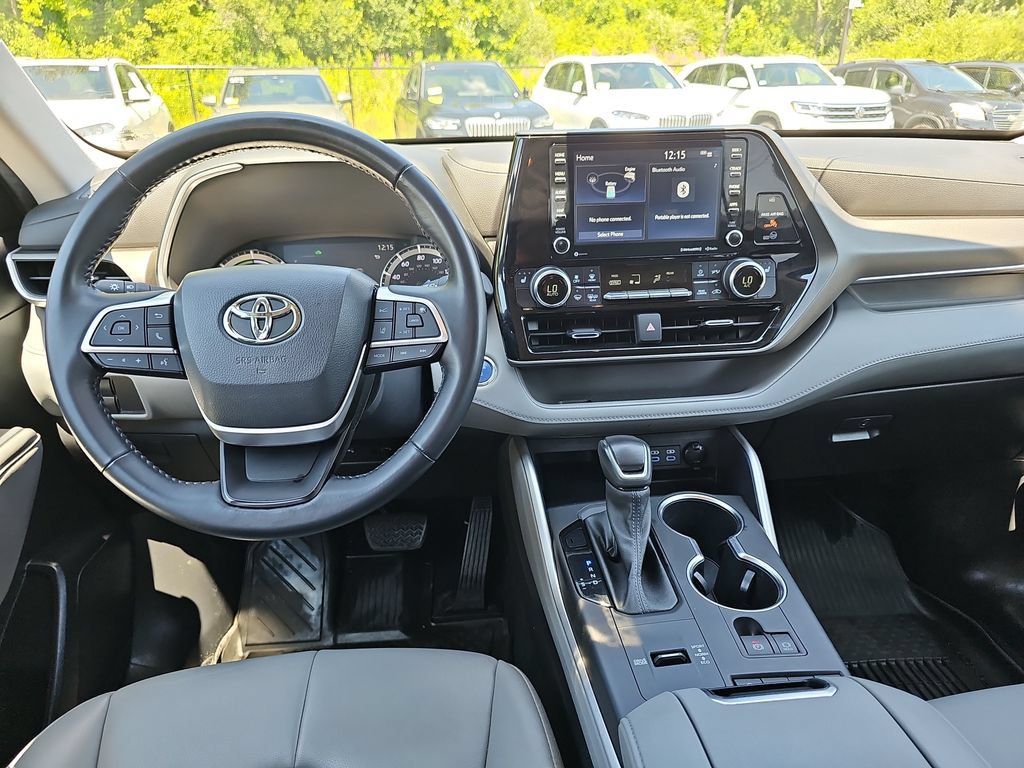 Used 2022 Toyota Highlander XLE AWD/4WD image 12