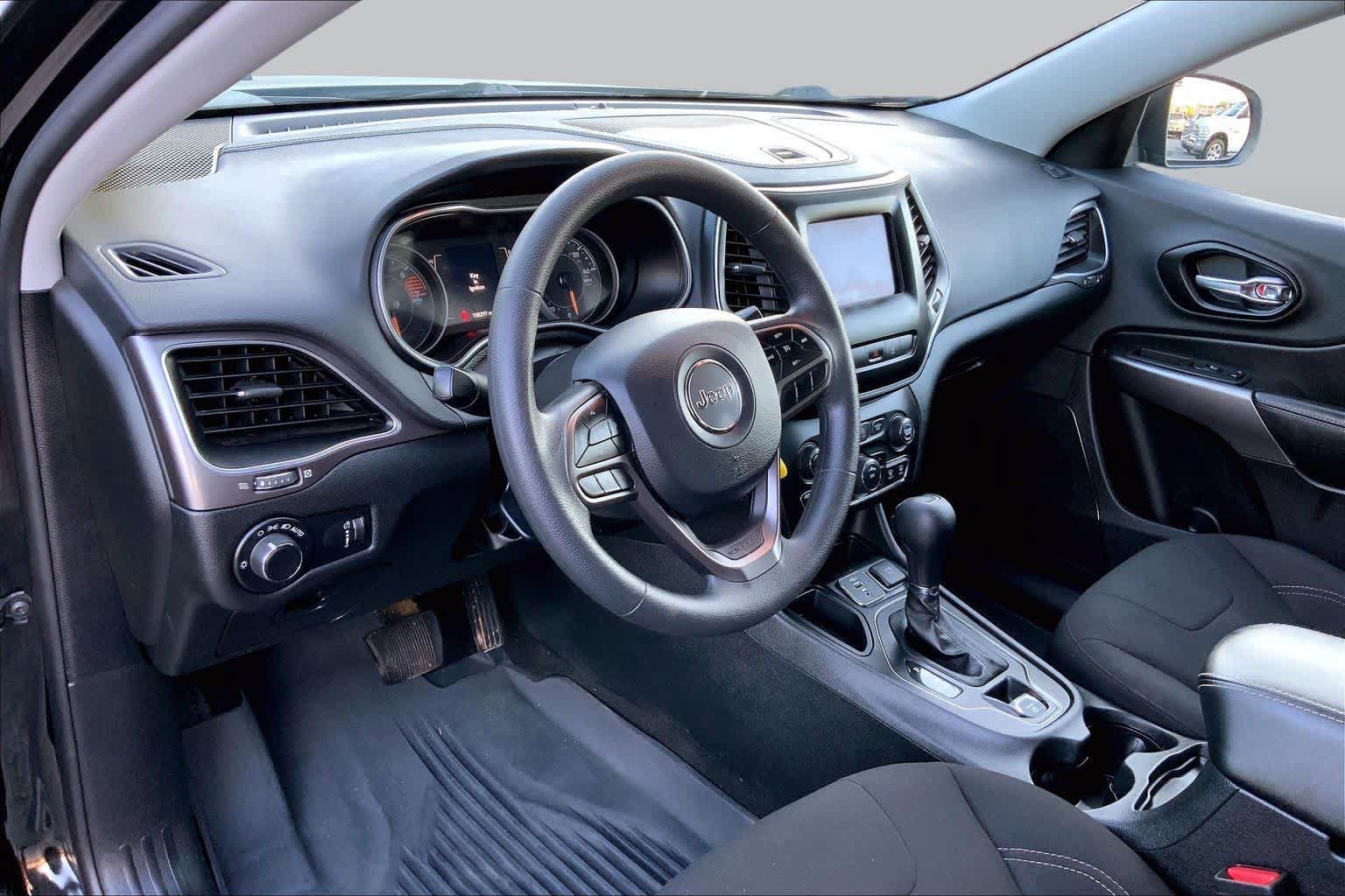 Used 2021 Jeep Cherokee Latitude FWD image 15
