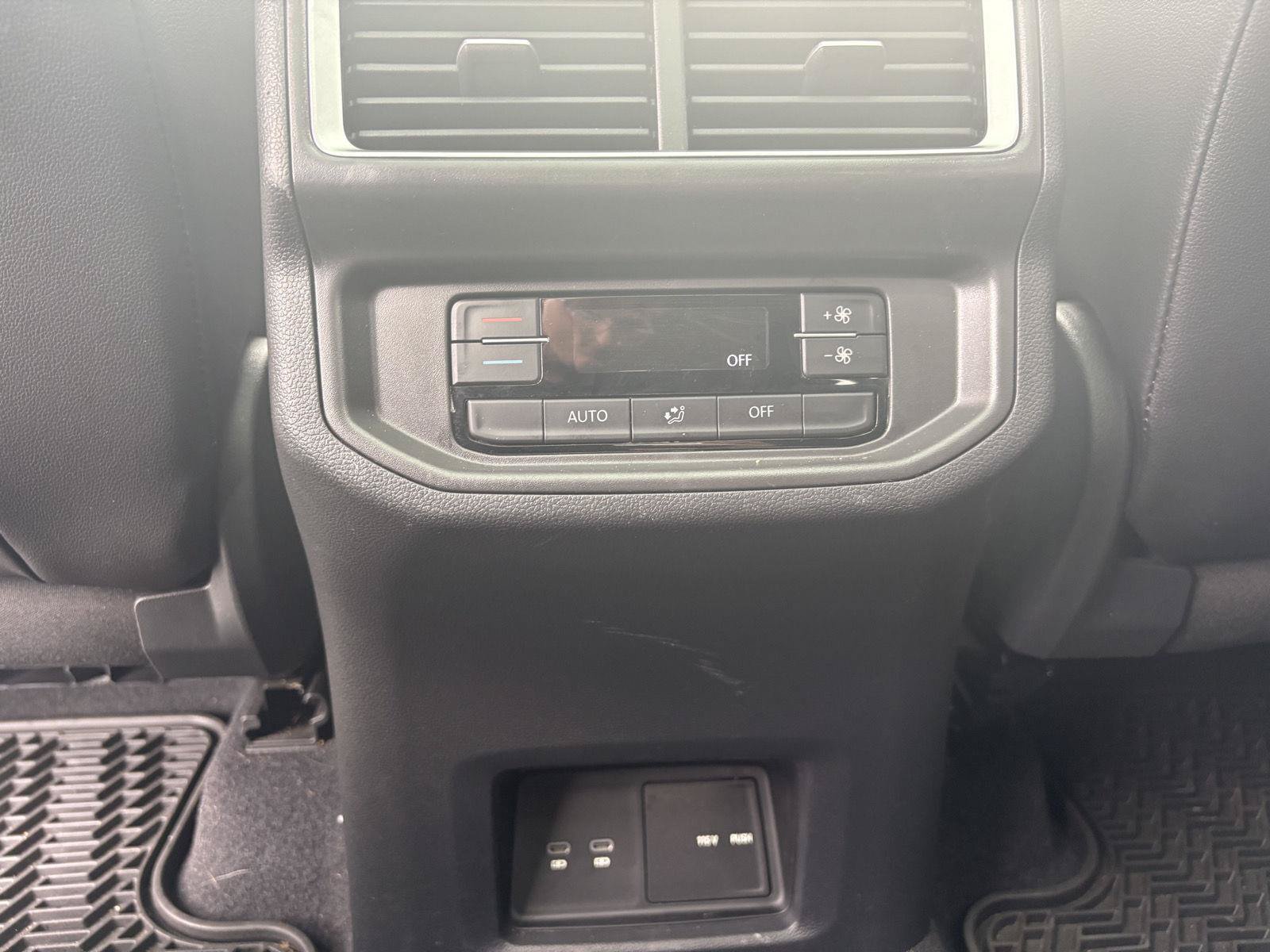 Used 2024 Volkswagen Atlas Peak Edition SE AWD/4WD image 34