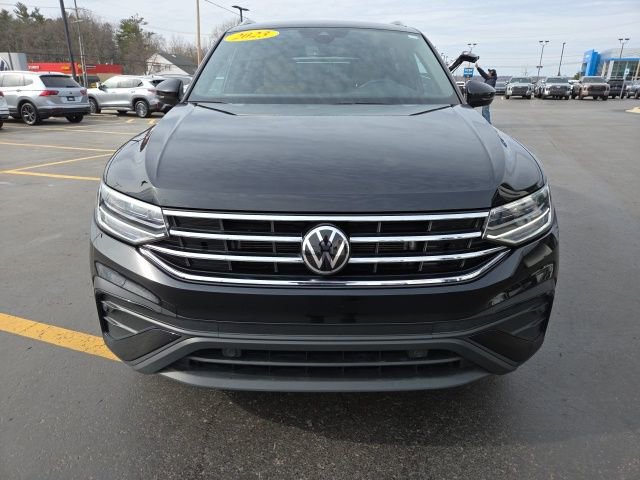 Used 2023 Volkswagen Tiguan SE AWD/4WD image 2