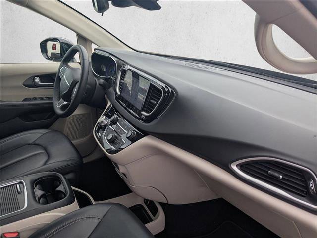 Used 2024 Chrysler Pacifica Touring-L FWD image 20