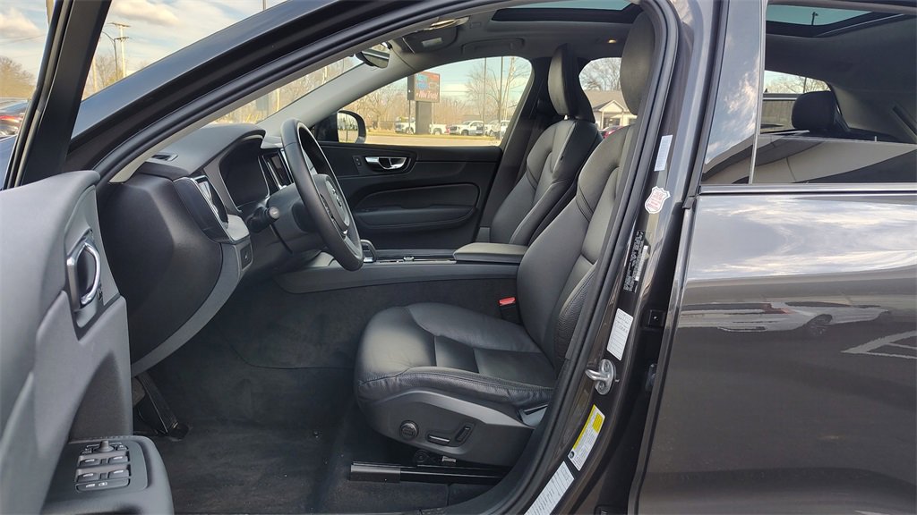 Certified 2025 Volvo XC60 B5 Plus image 7