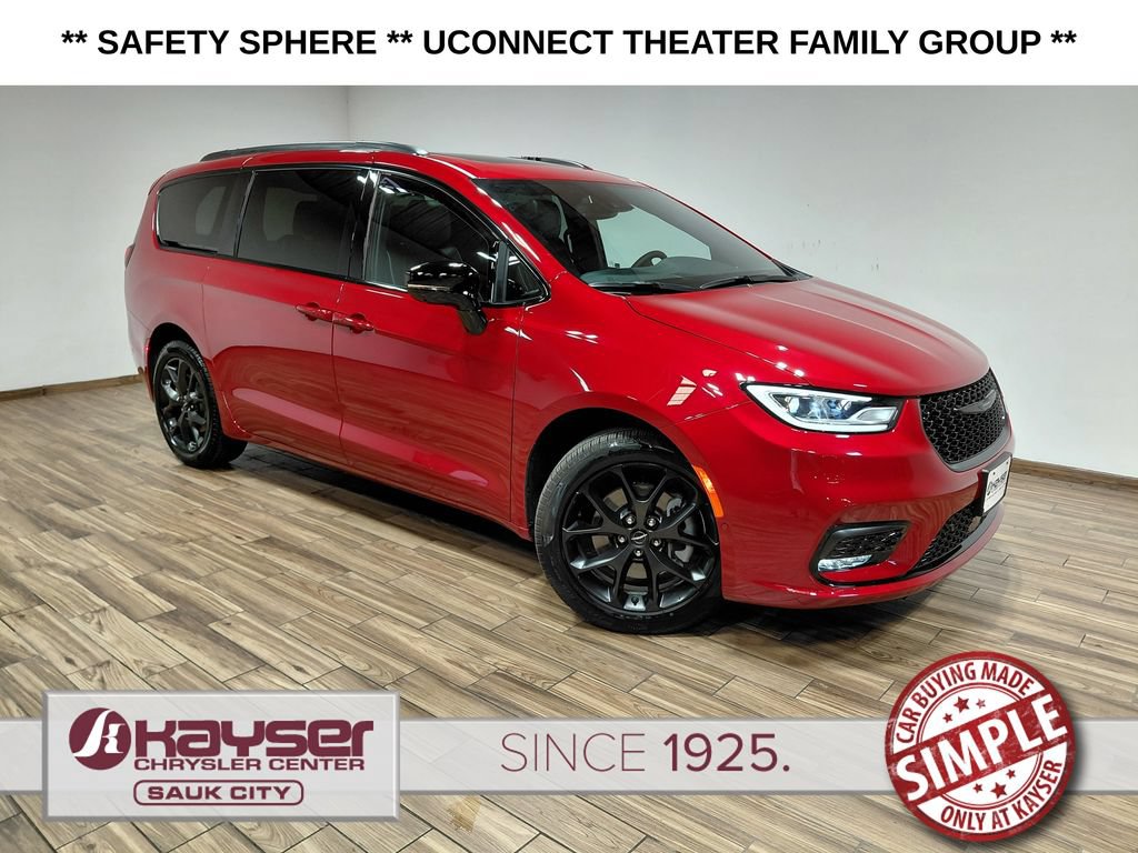 Used 2025 Chrysler Pacifica Limited w/ Uconnect Theater Family Group