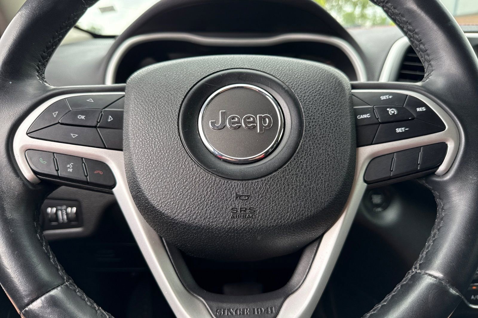 Used 2018 Jeep Cherokee Trailhawk AWD/4WD image 25