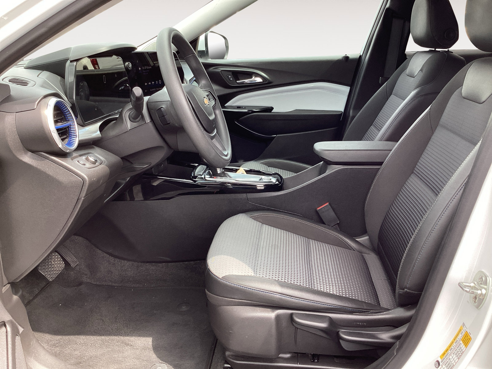 Used 2025 Chevrolet Trax LT FWD image 25