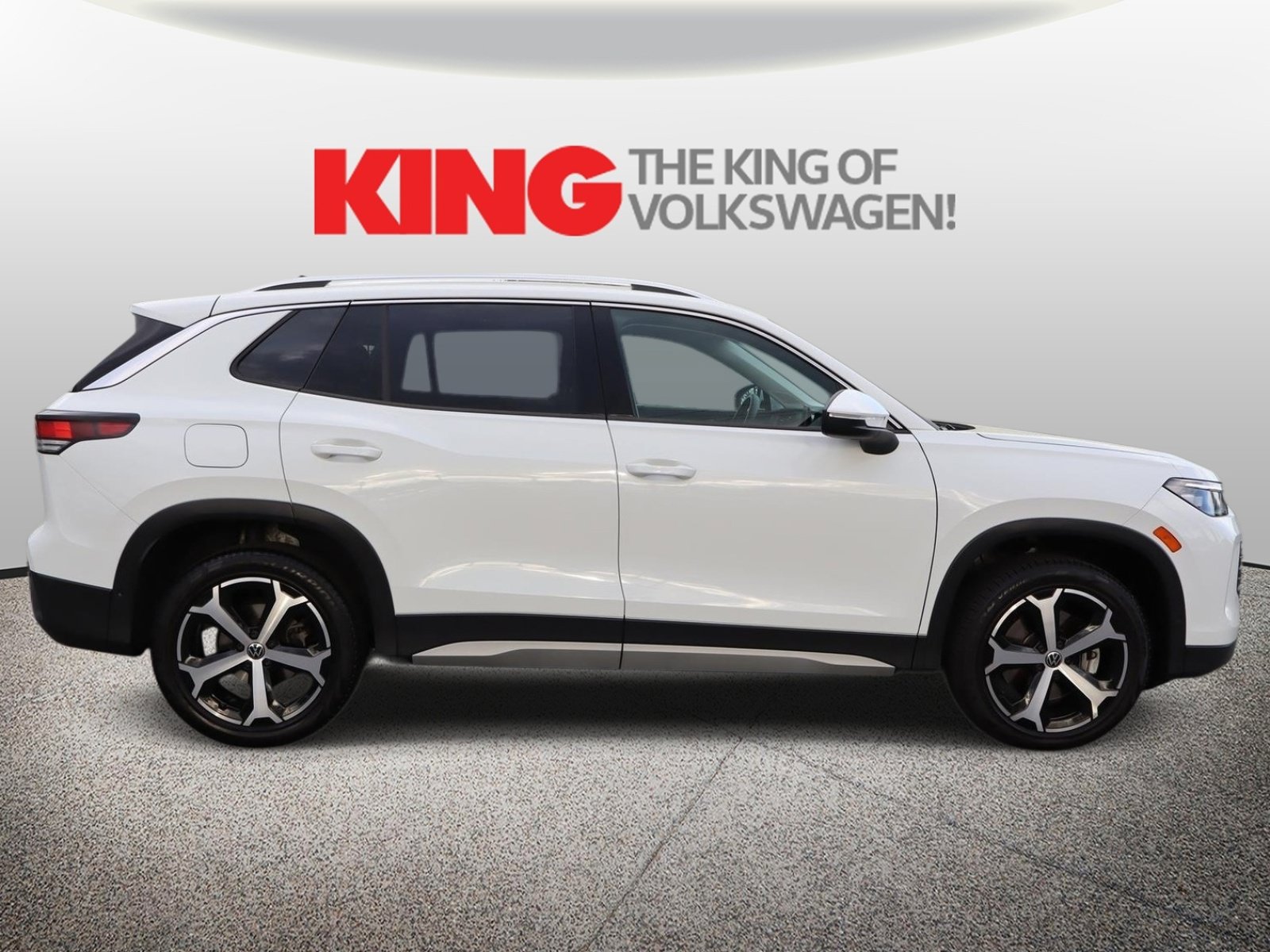 Used 2025 Volkswagen Tiguan SE w/ Panoramic Sunroof Package AWD/4WD image 2
