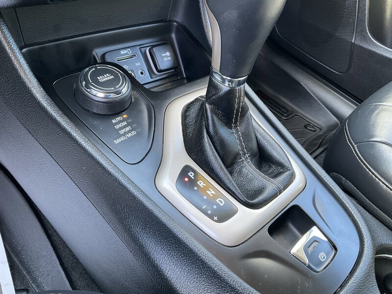 Used 2016 Jeep Cherokee Limited image 29
