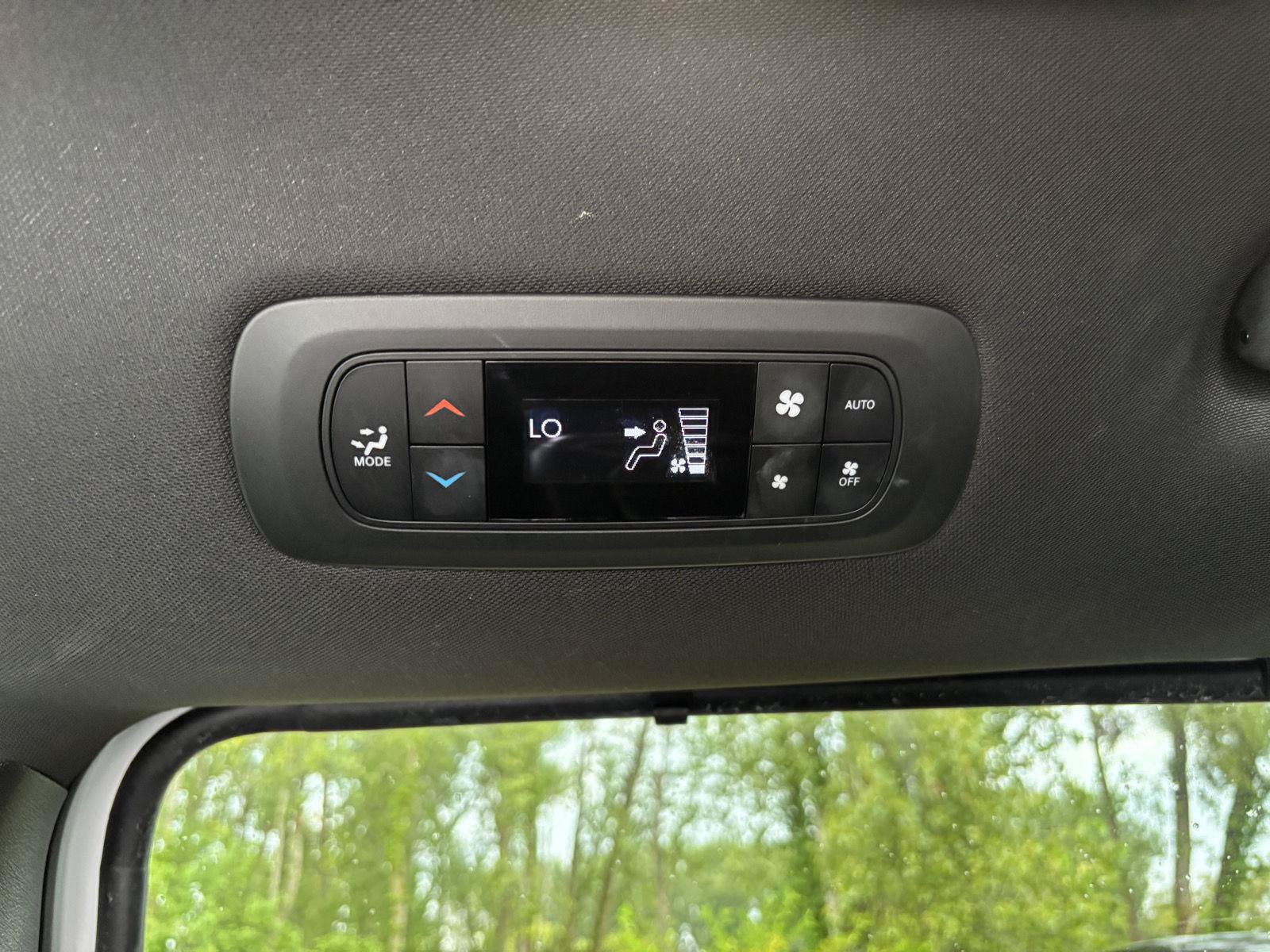 Used 2025 Chrysler Pacifica Select FWD image 18