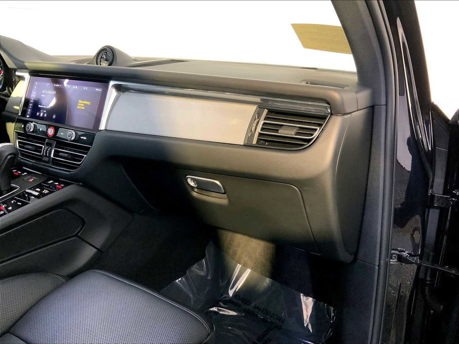 Certified 2025 Porsche Macan image 22