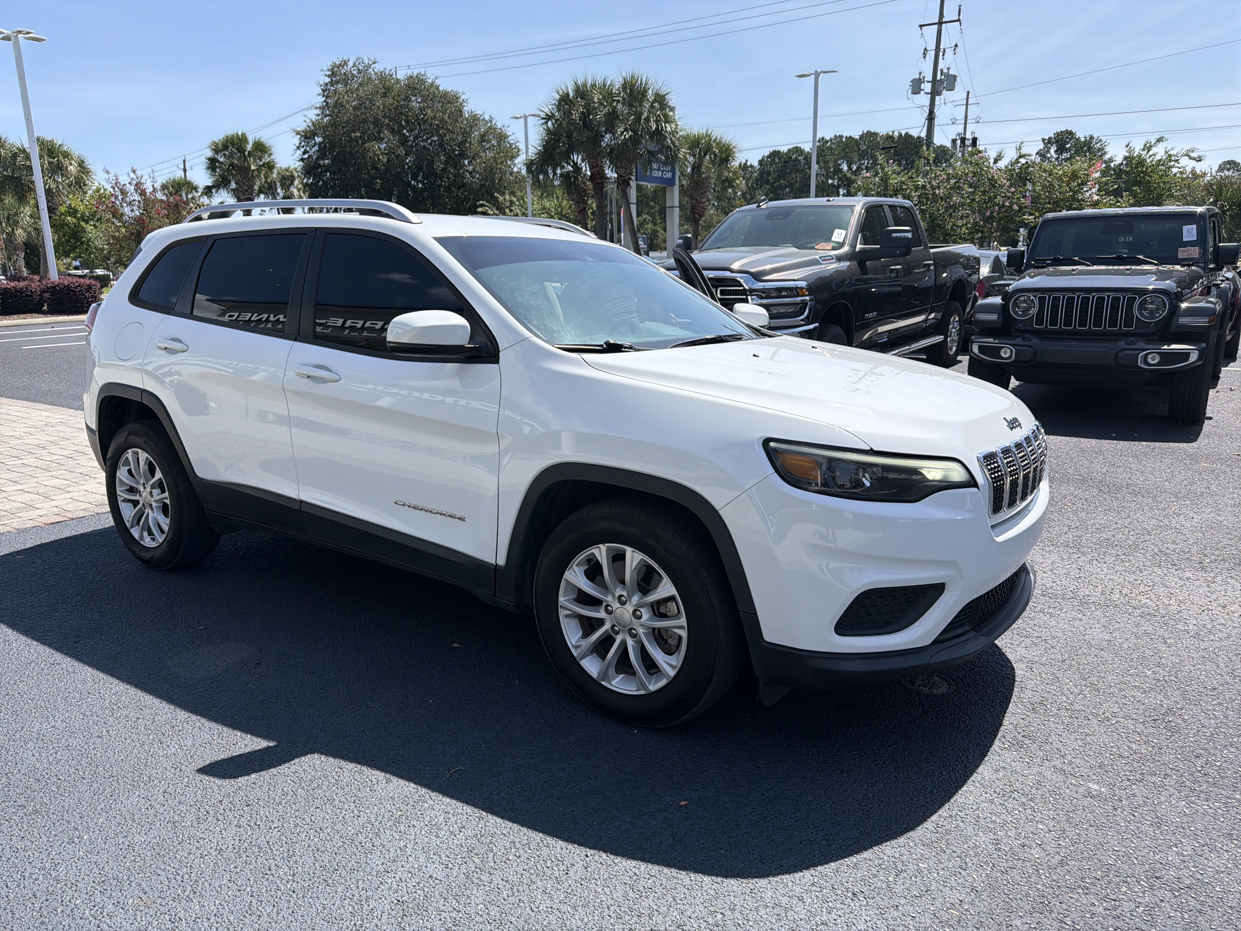 Used 2021 Jeep Cherokee Latitude FWD image 2