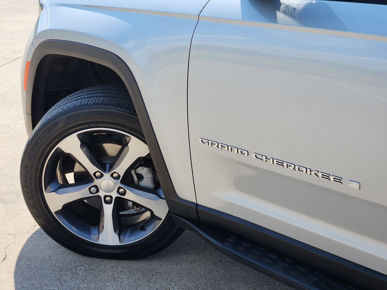 Used 2023 Jeep Grand Cherokee Limited AWD/4WD image 17