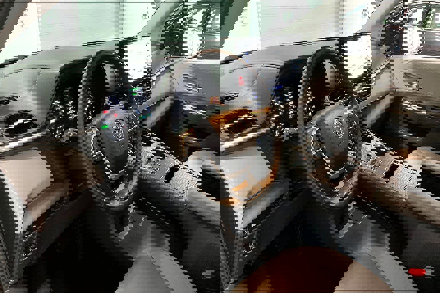 Used 2022 Toyota Sienna XLE image 2