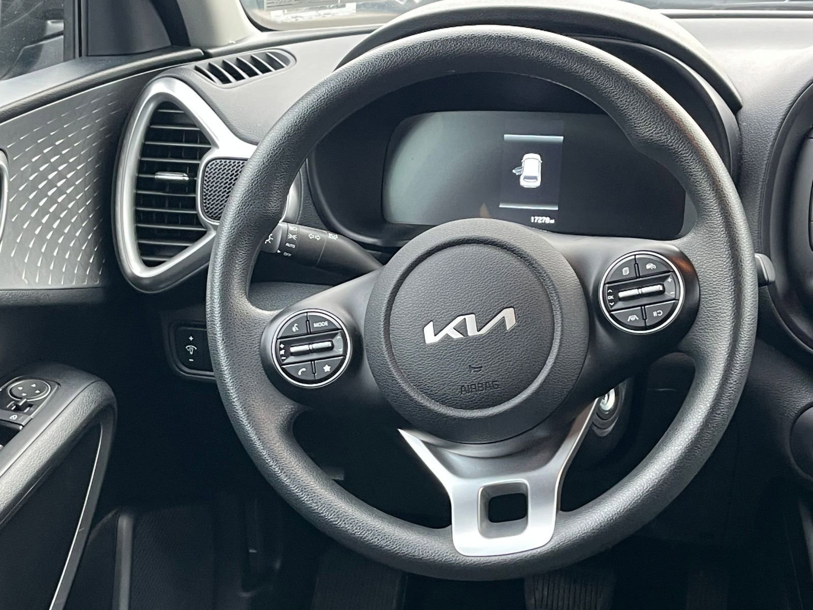 Used 2025 Kia Soul LX w/ LX Technology Package FWD image 26