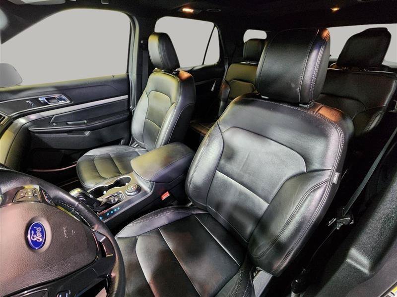 Used 2018 Ford Explorer XLT w/ Equipment Group 202A AWD/4WD image 13