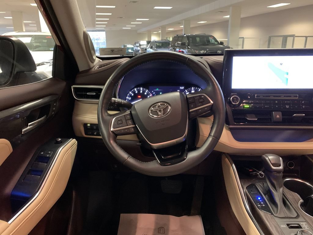 Used 2020 Toyota Highlander Platinum AWD/4WD image 17