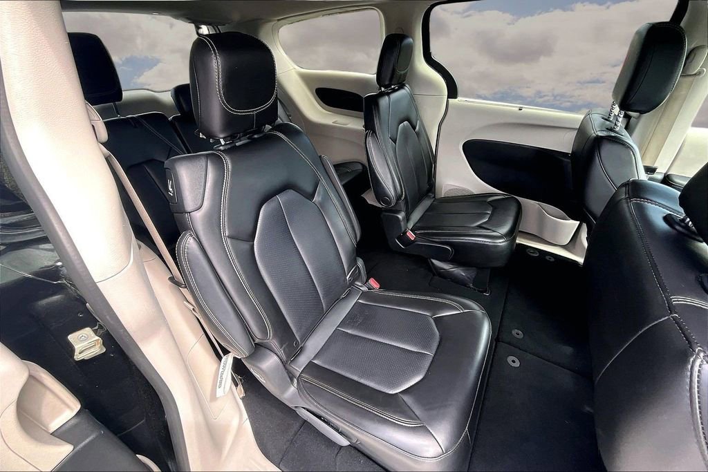 Used 2023 Chrysler Pacifica Touring-L FWD image 24