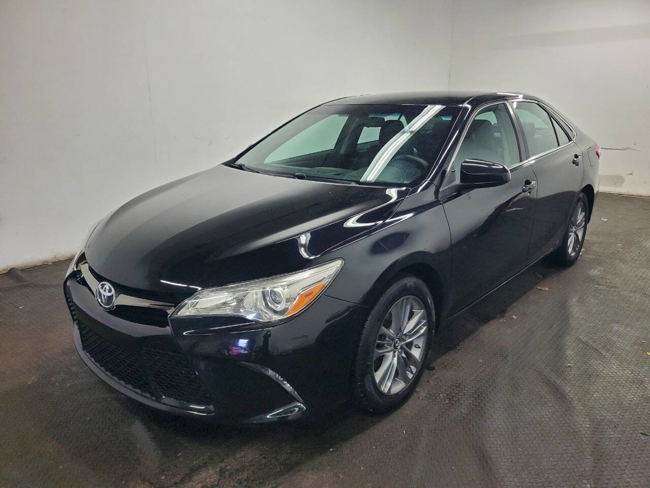 Used 2015 Toyota Camry SE FWD image 1