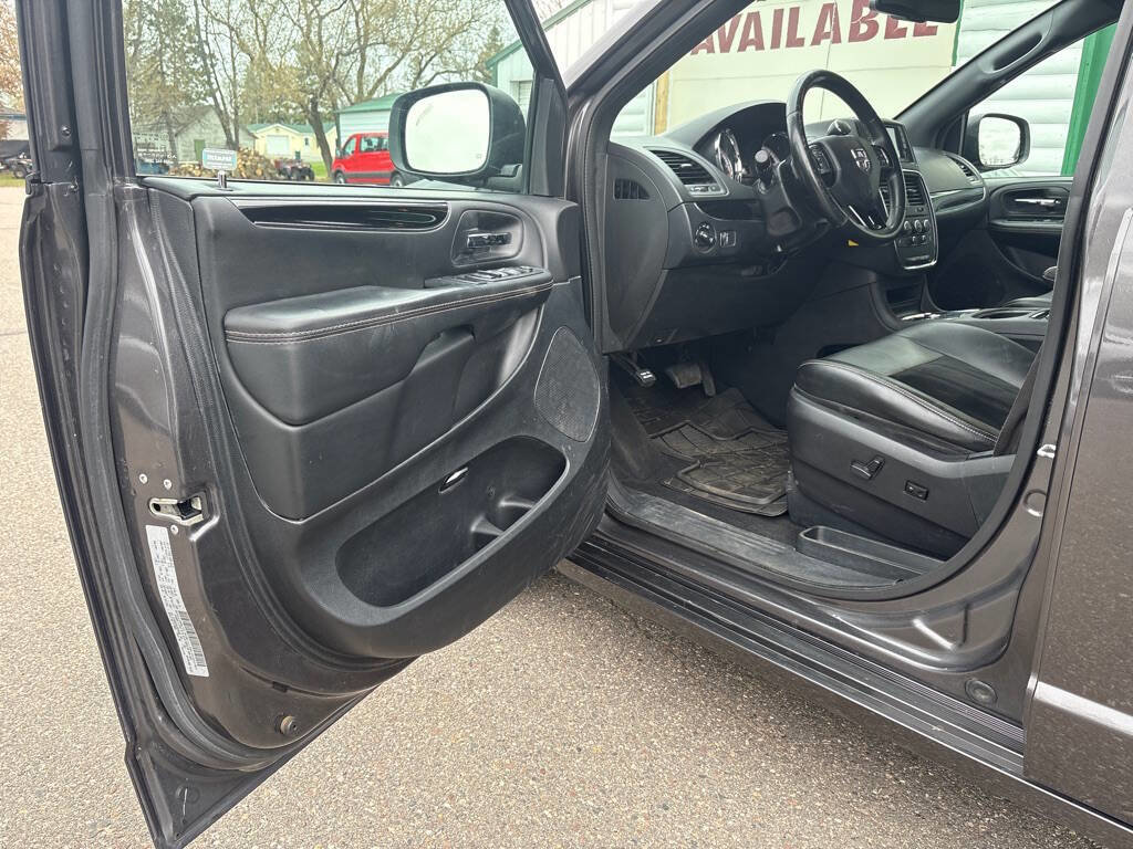 Used 2018 Dodge Grand Caravan SXT w/ Blacktop Package FWD image 9