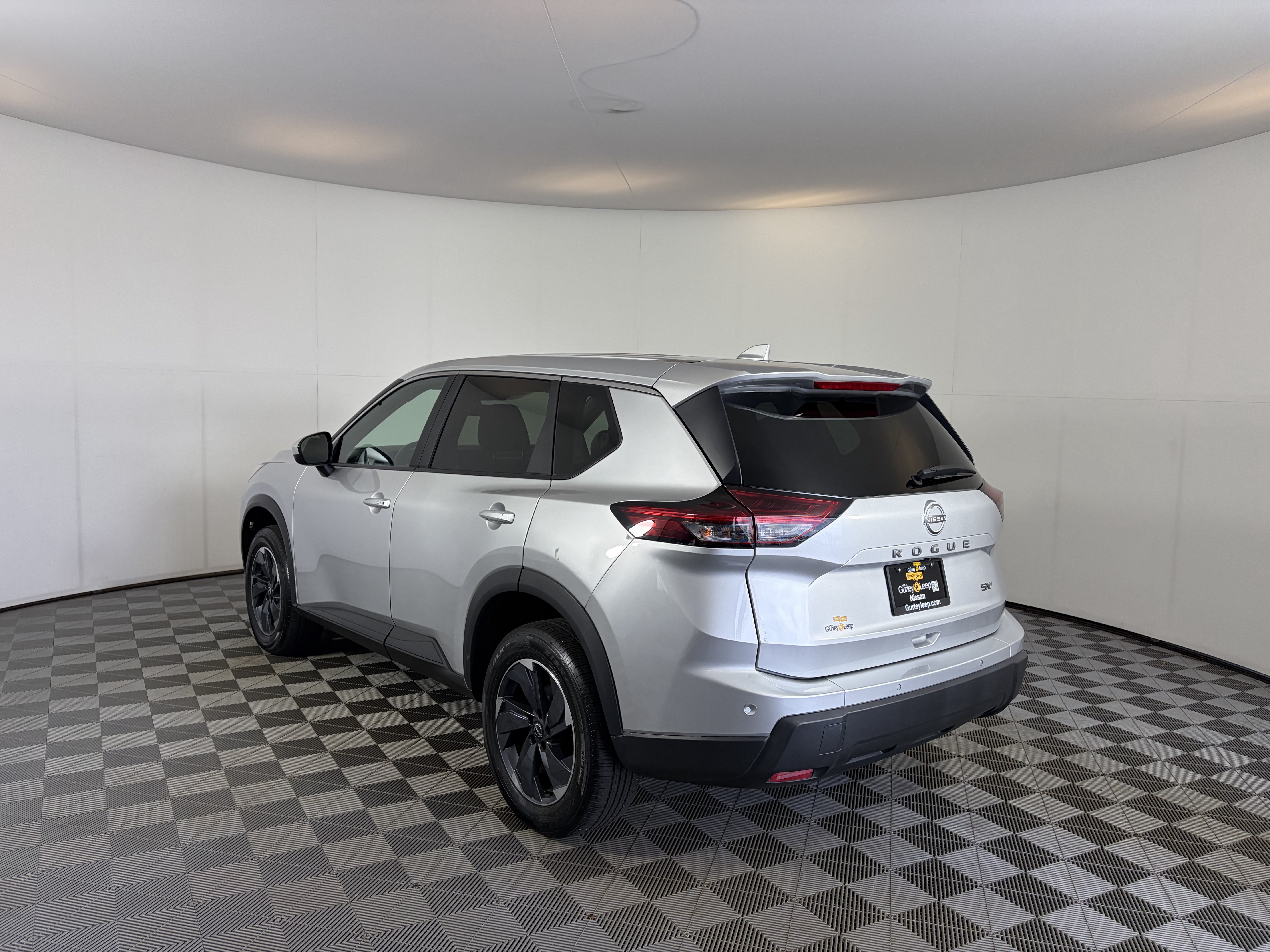 Used 2024 Nissan Rogue SV FWD image 8