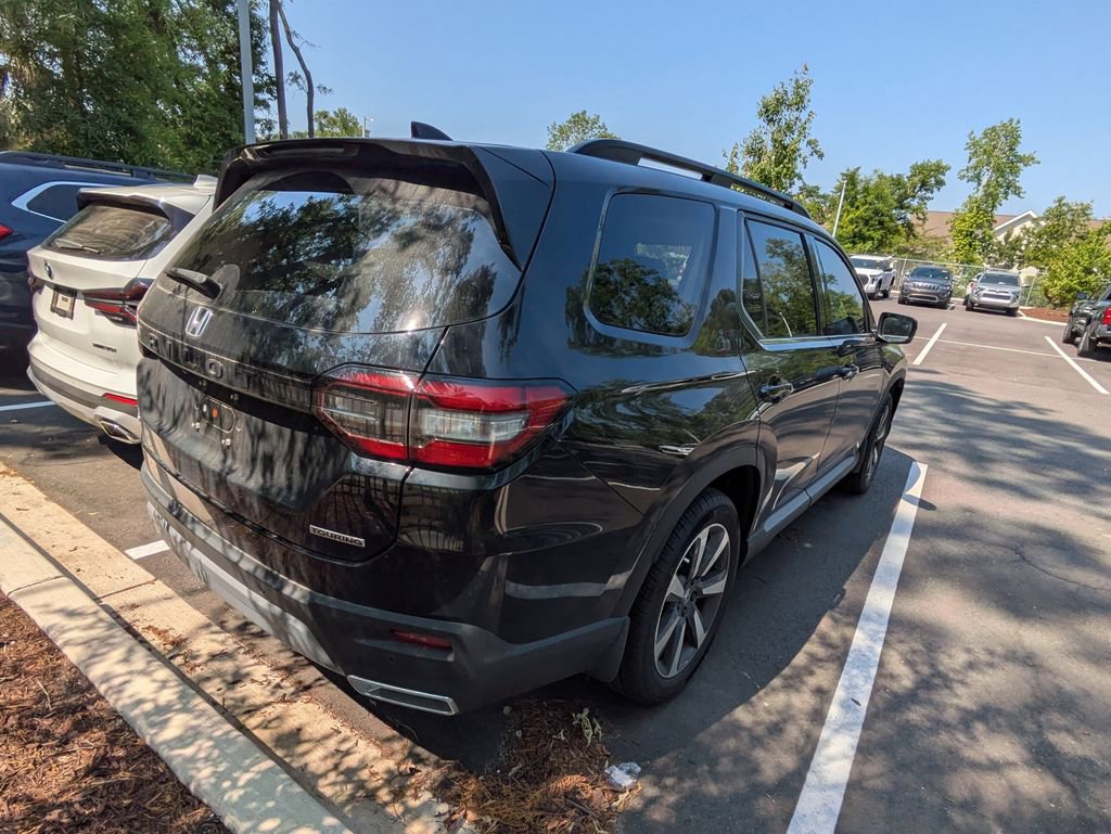 Used 2025 Honda Pilot Touring image 6