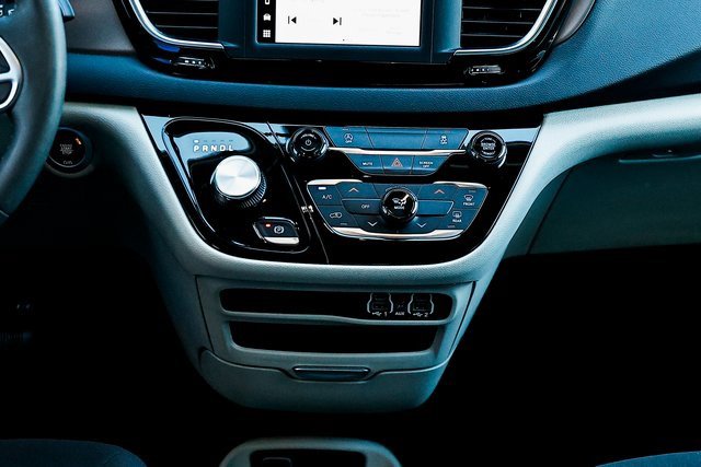 Used 2022 Chrysler Voyager LX image 23