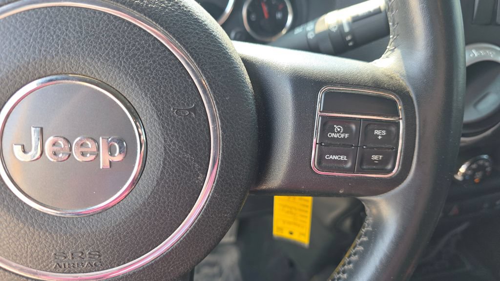 Used 2015 Jeep Wrangler Unlimited Rubicon w/ Connectivity Group AWD/4WD image 15