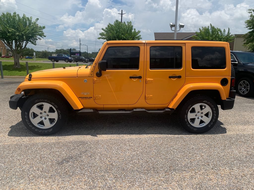 Used 2012 Jeep Wrangler Unlimited Sahara w/ Max Tow Pkg AWD/4WD image 5