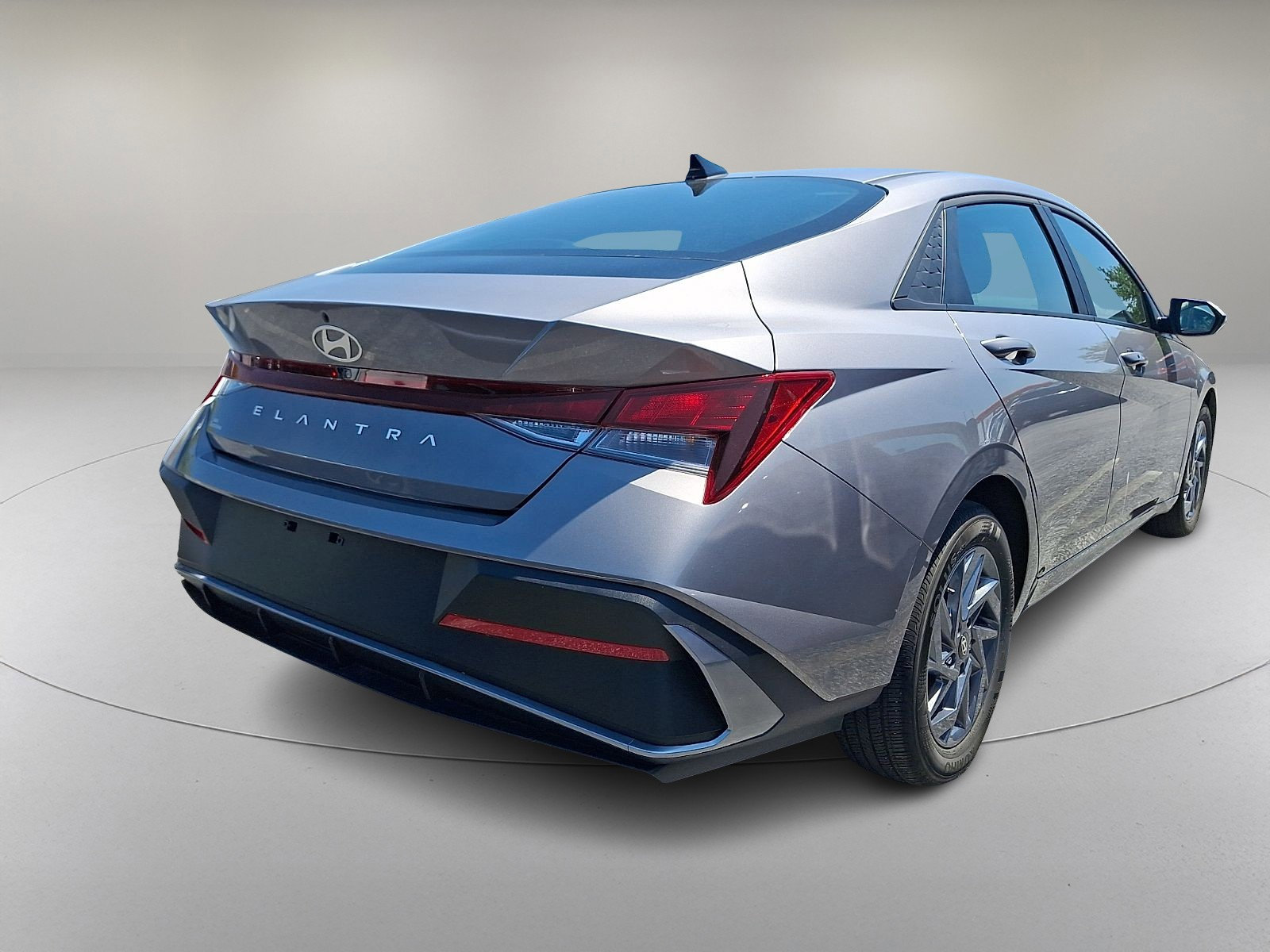 Used 2024 Hyundai Elantra SEL FWD image 8