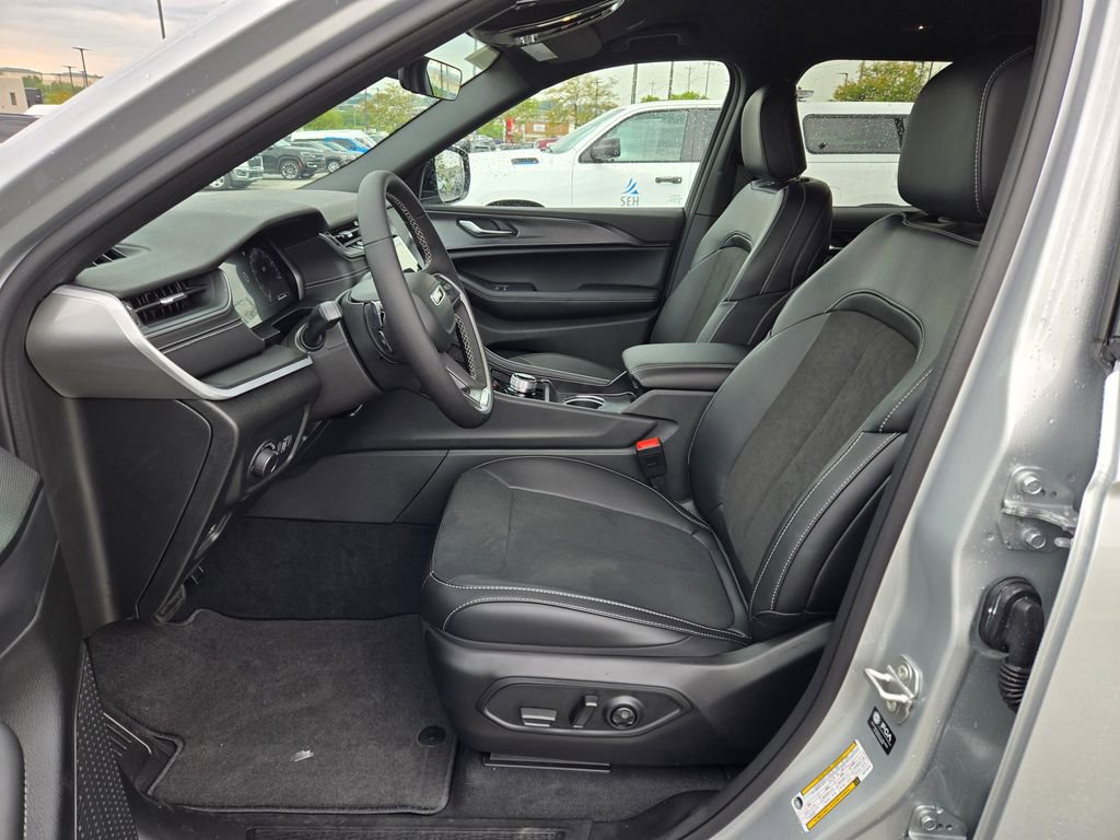 New 2025 Jeep Grand Cherokee L Laredo image 12