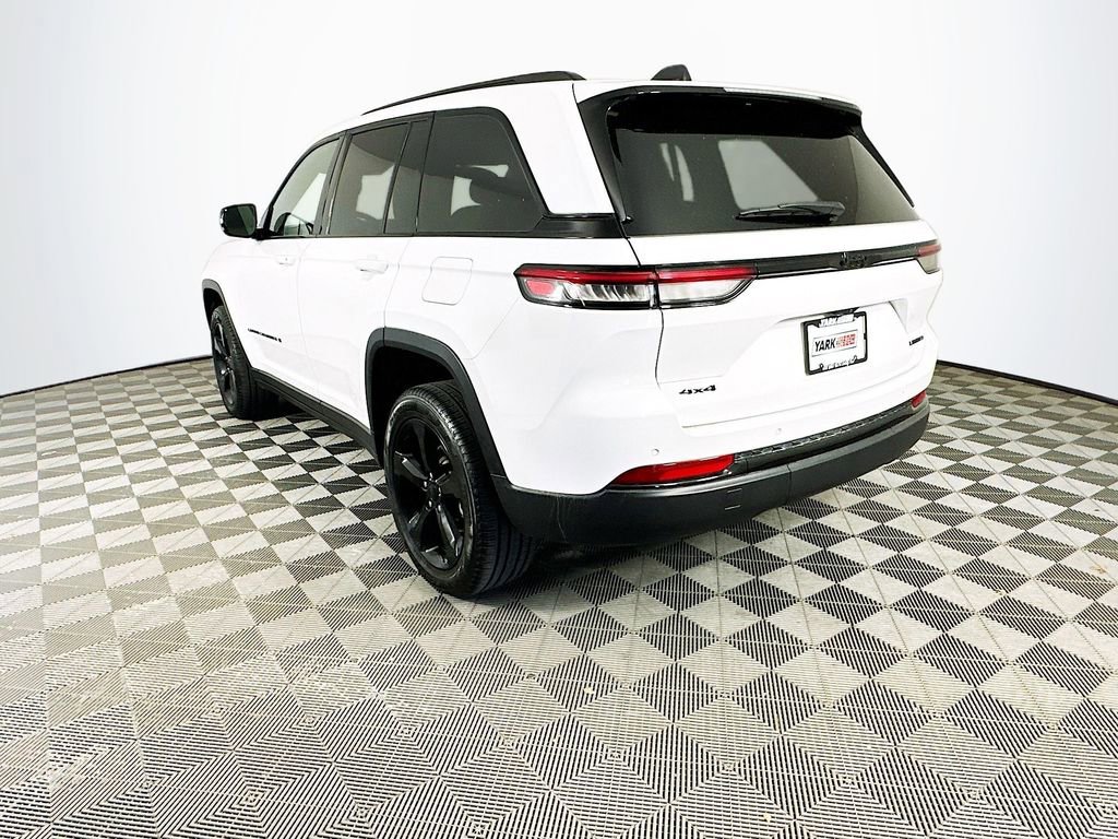 Certified 2025 Jeep Grand Cherokee Limited w/ Black Appearance Package image 8