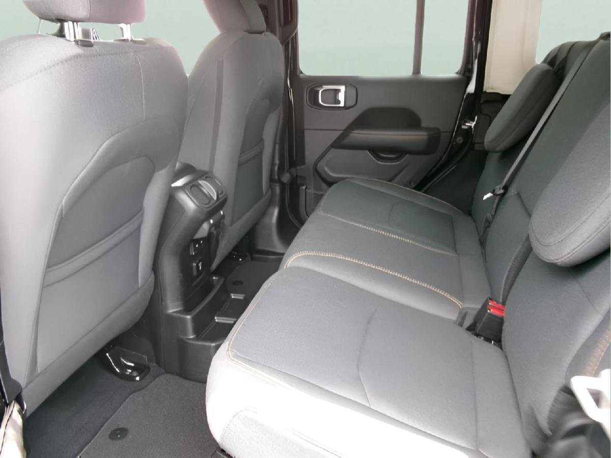 Used 2025 Jeep Wrangler Unlimited Sahara w/ Safety Group AWD/4WD image 9