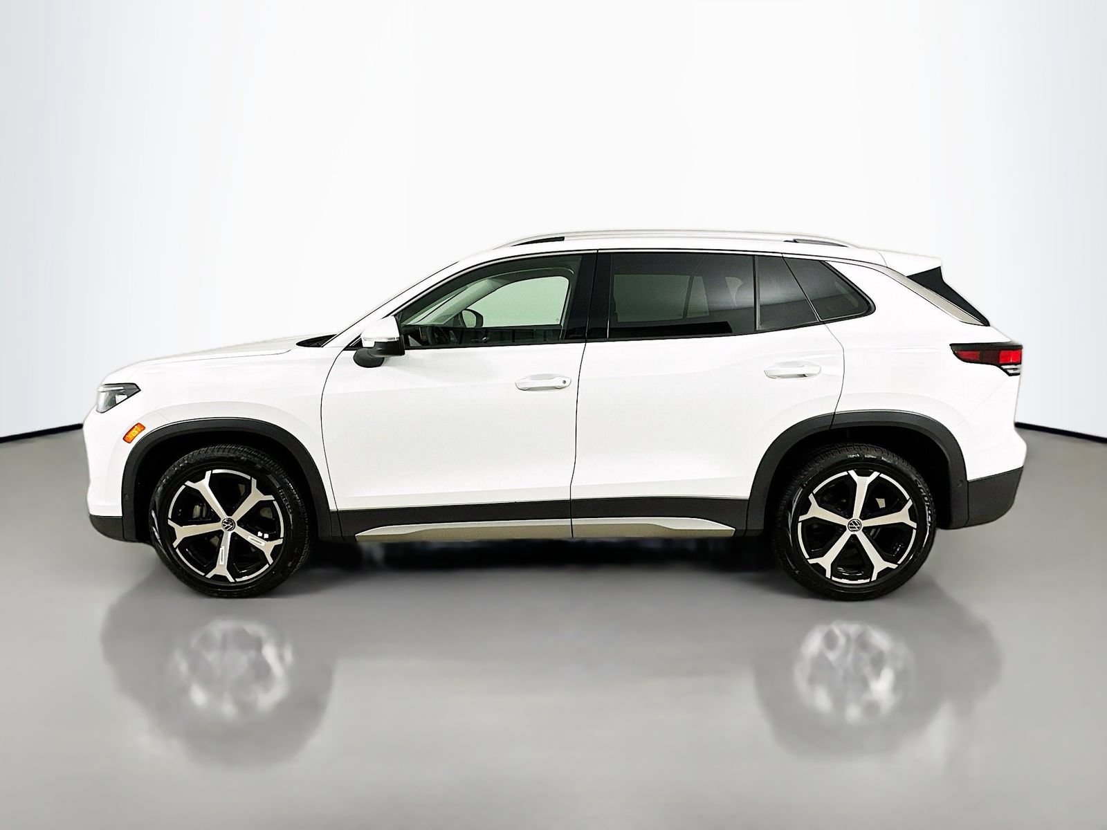 Used 2025 Volkswagen Tiguan SE AWD/4WD image 8
