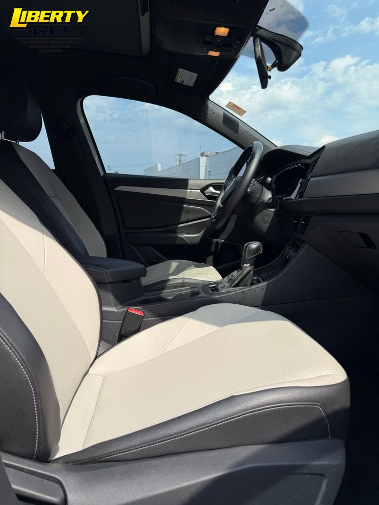 Used 2019 Volkswagen Jetta R-Line w/ R-Line Cold Weather Package image 9