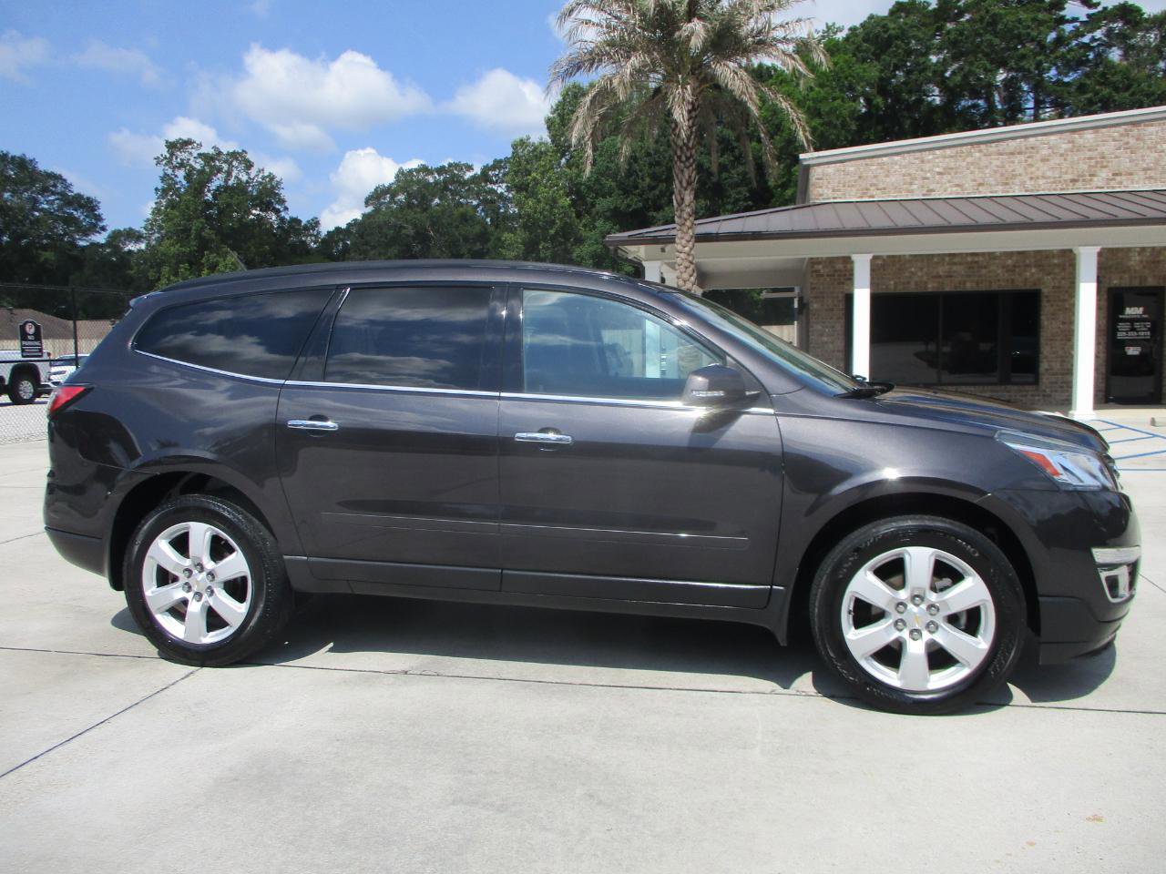 Used 2017 Chevrolet Traverse LT w/ Style and Technology Package FWD image 16