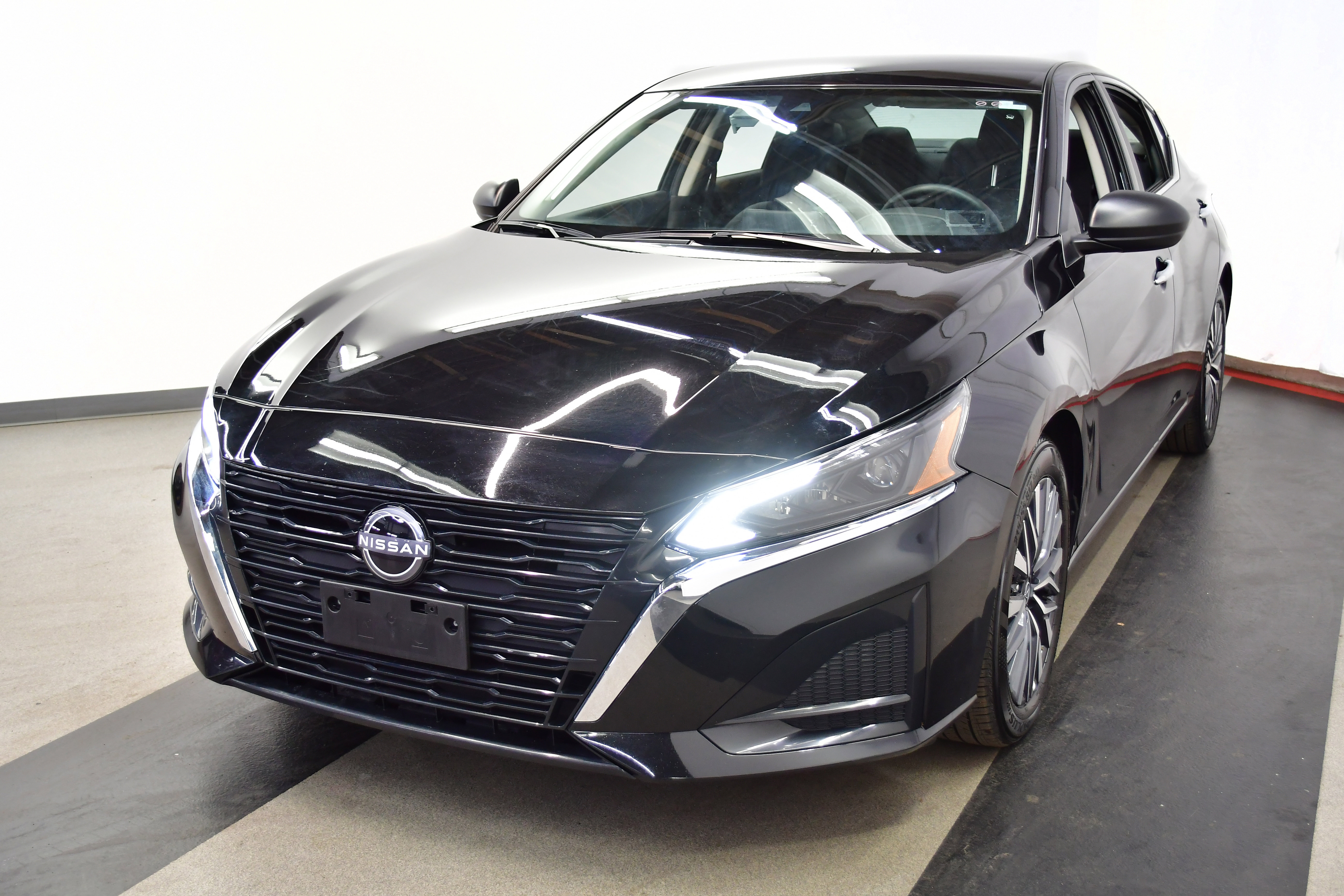 Used 2025 Nissan Altima 2.5 SV image 4