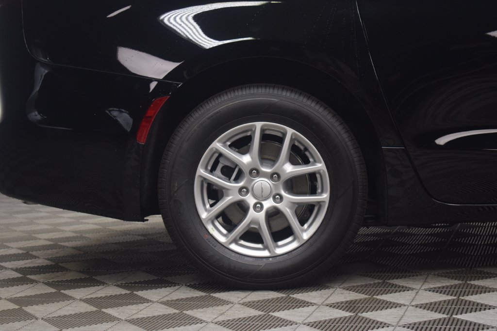 New 2027 Chrysler Pacifica LX FWD image 8