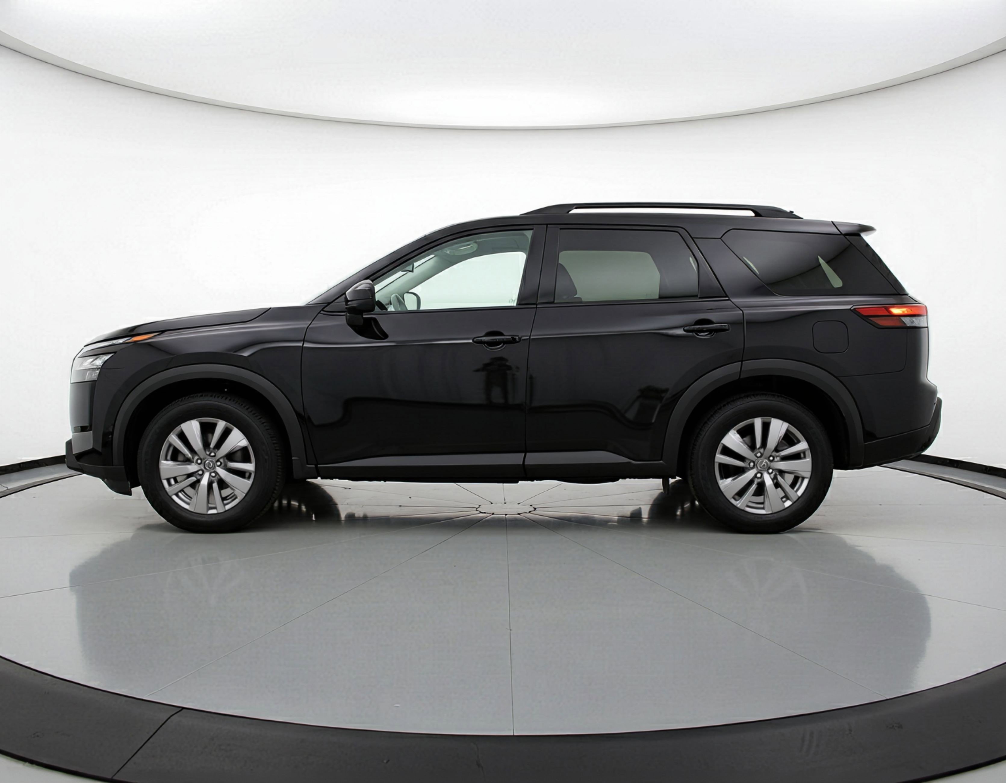 Used 2025 Nissan Pathfinder SV image 5