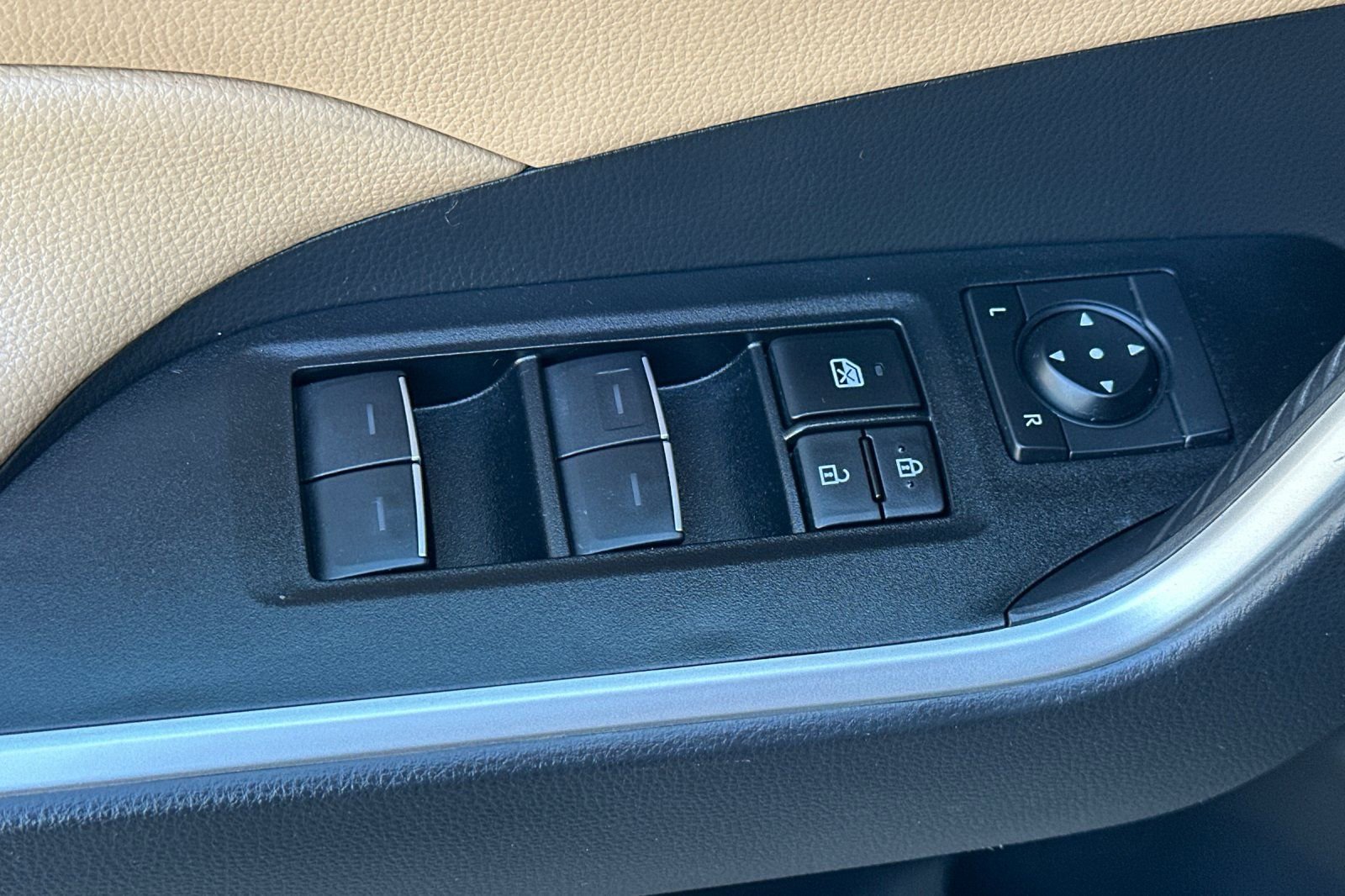 Used 2023 Toyota RAV4 XLE image 12