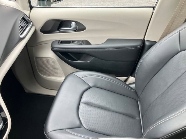 Used 2024 Chrysler Pacifica Touring-L image 10