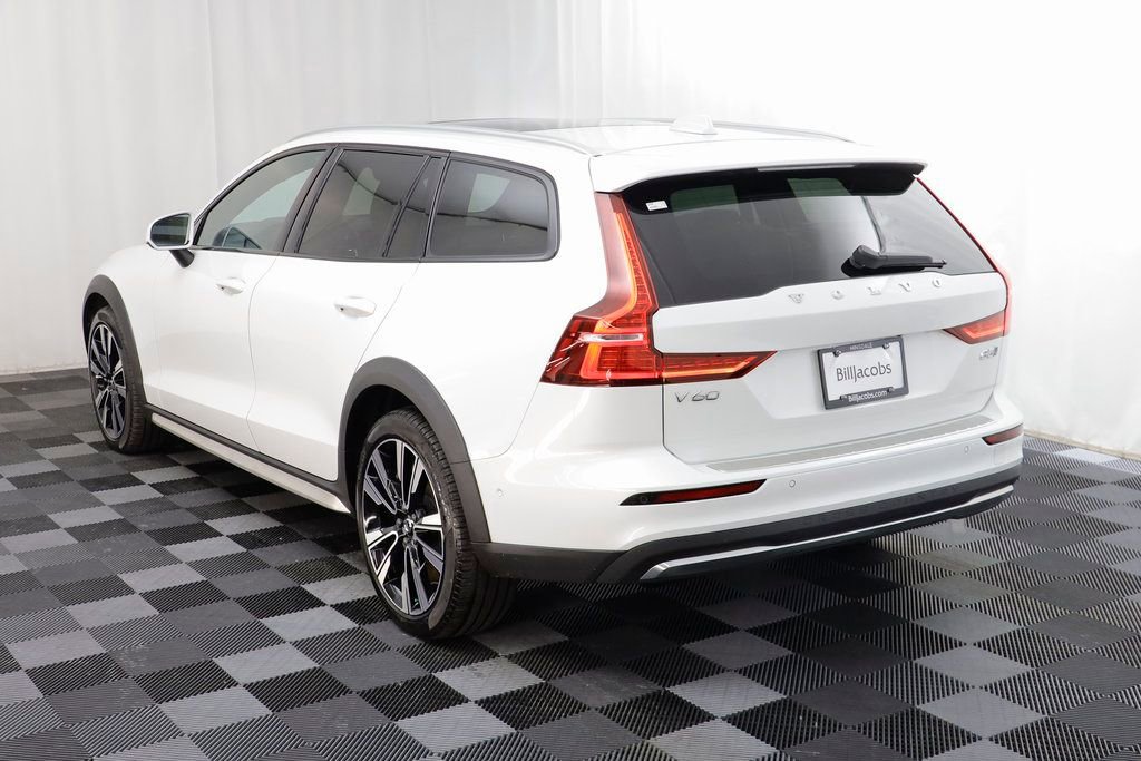 Used 2024 Volvo V60 B5 Cross Country Ultimate image 17