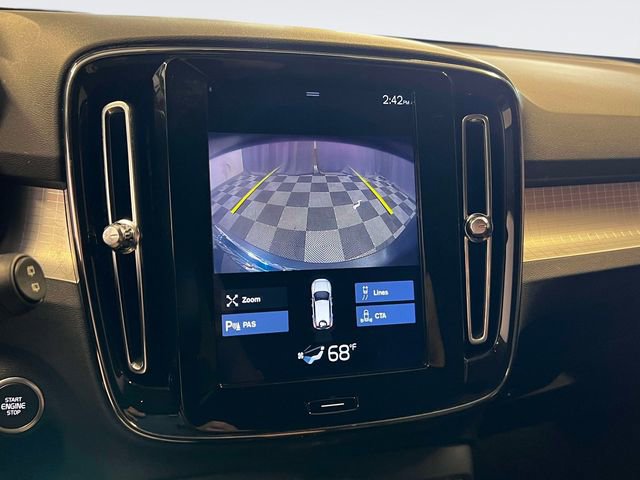 Used 2020 Volvo XC40 T4 Momentum image 28