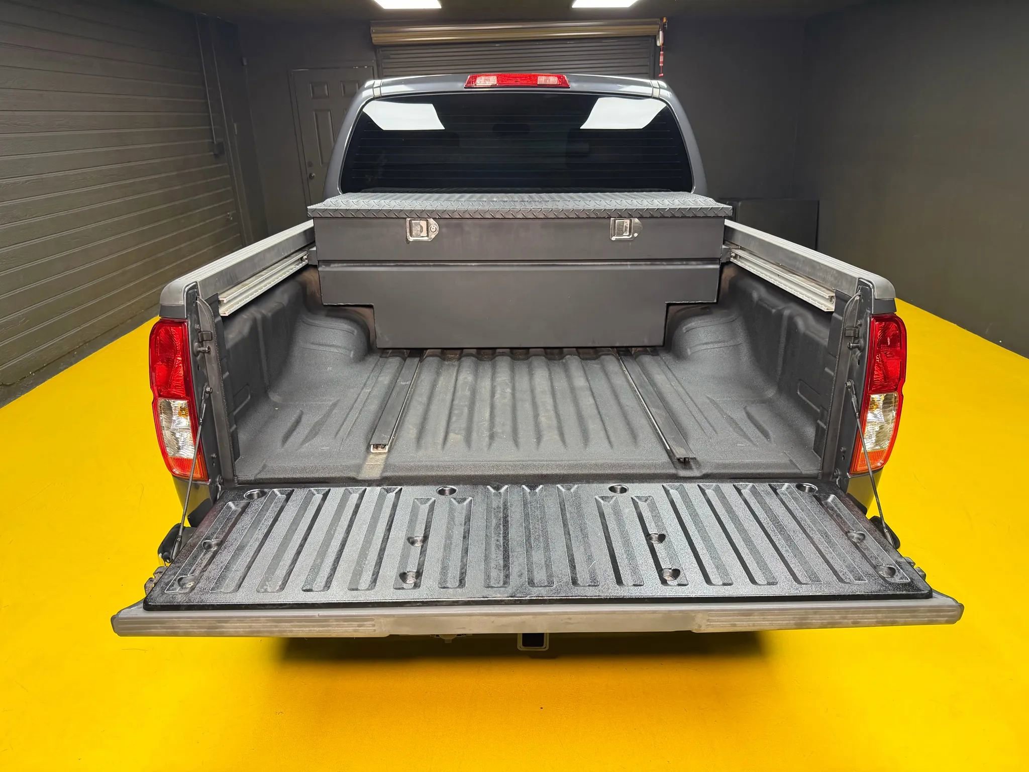 Used 2010 Nissan Frontier SE image 12