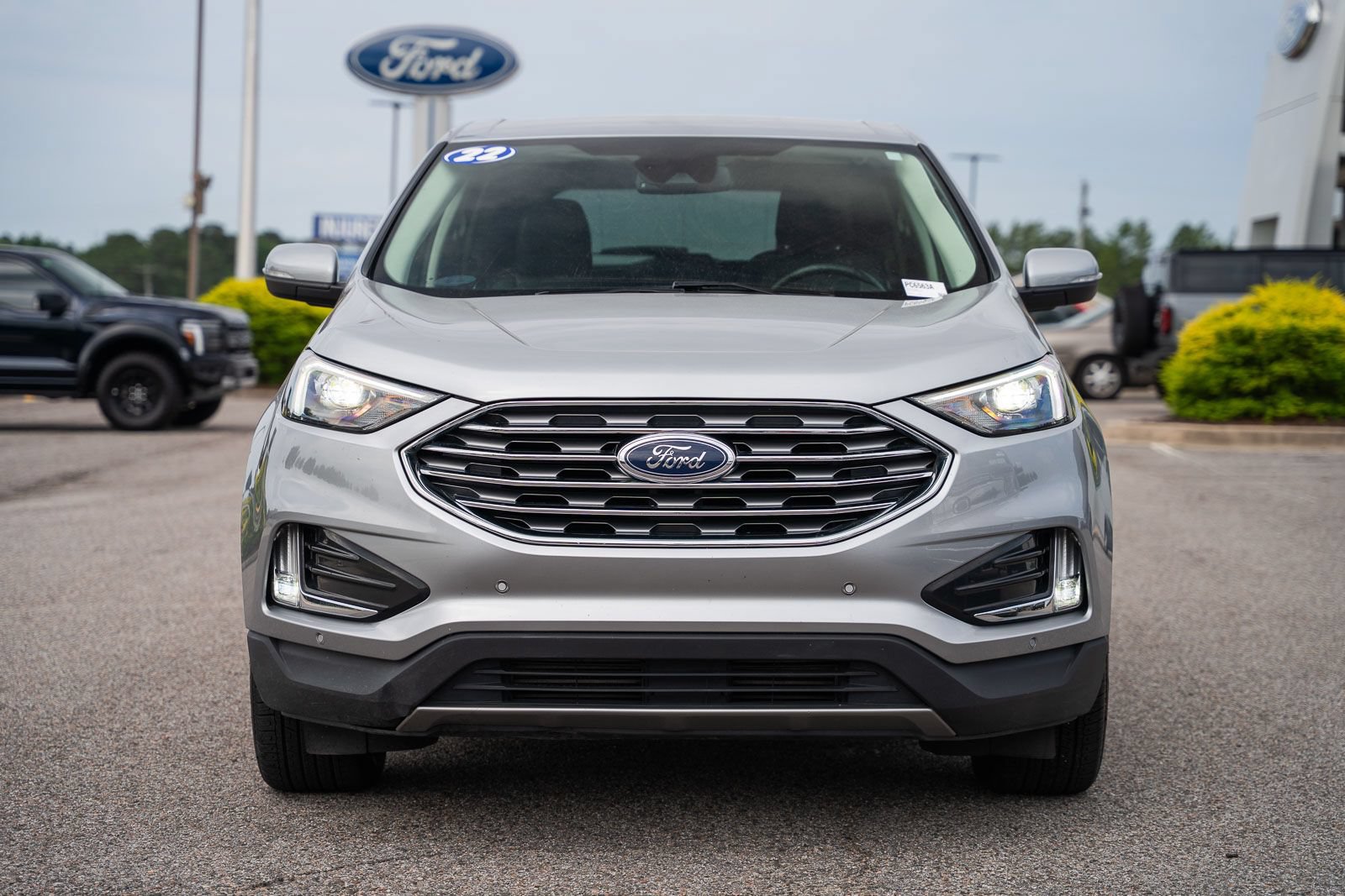 Used 2022 Ford Edge Titanium AWD/4WD image 2