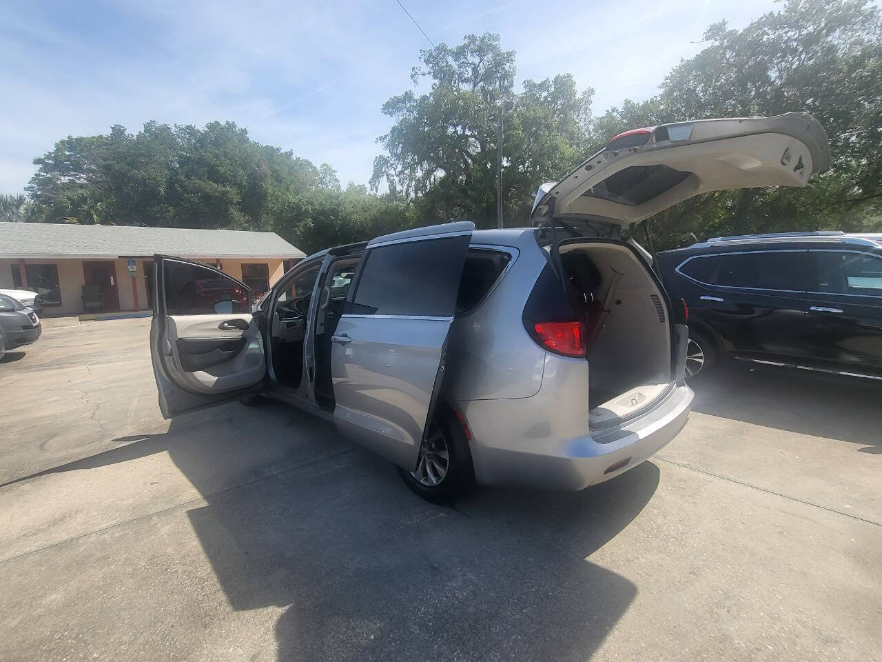 Used 2017 Chrysler Pacifica Touring w/ Tire & Wheel Group FWD image 83