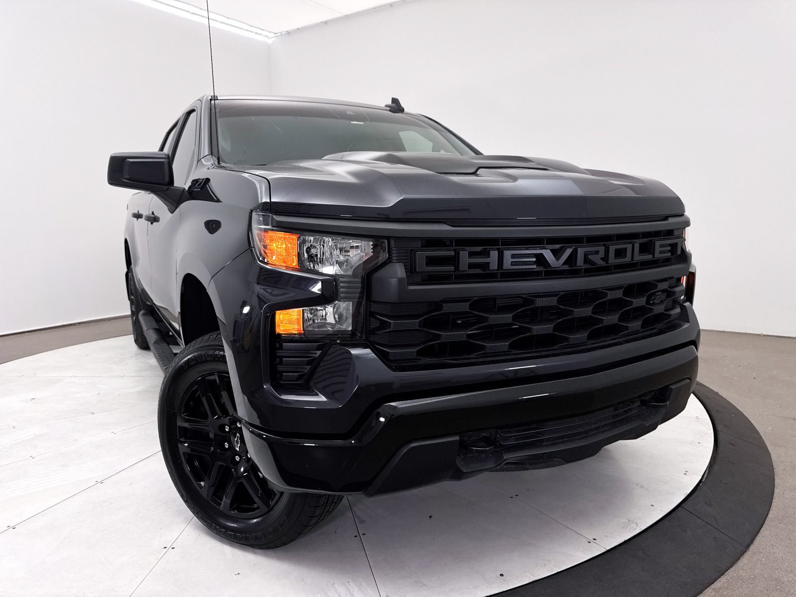 Used 2024 Chevrolet Silverado 1500 Custom Trail Boss w/ Turbomax Blackout Package AWD/4WD image 5