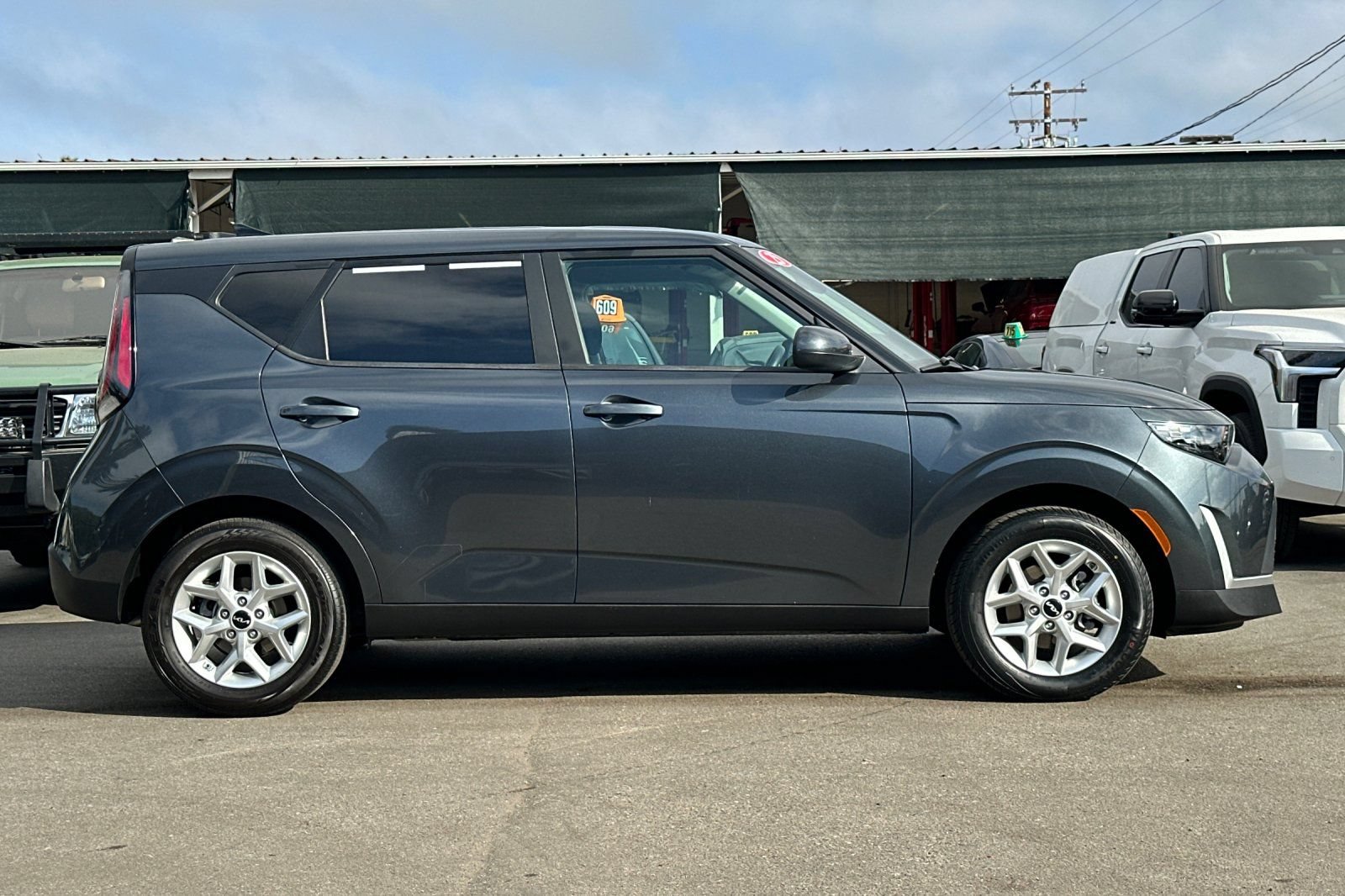 Used 2025 Kia Soul LX w/ LX Technology Package FWD image 3