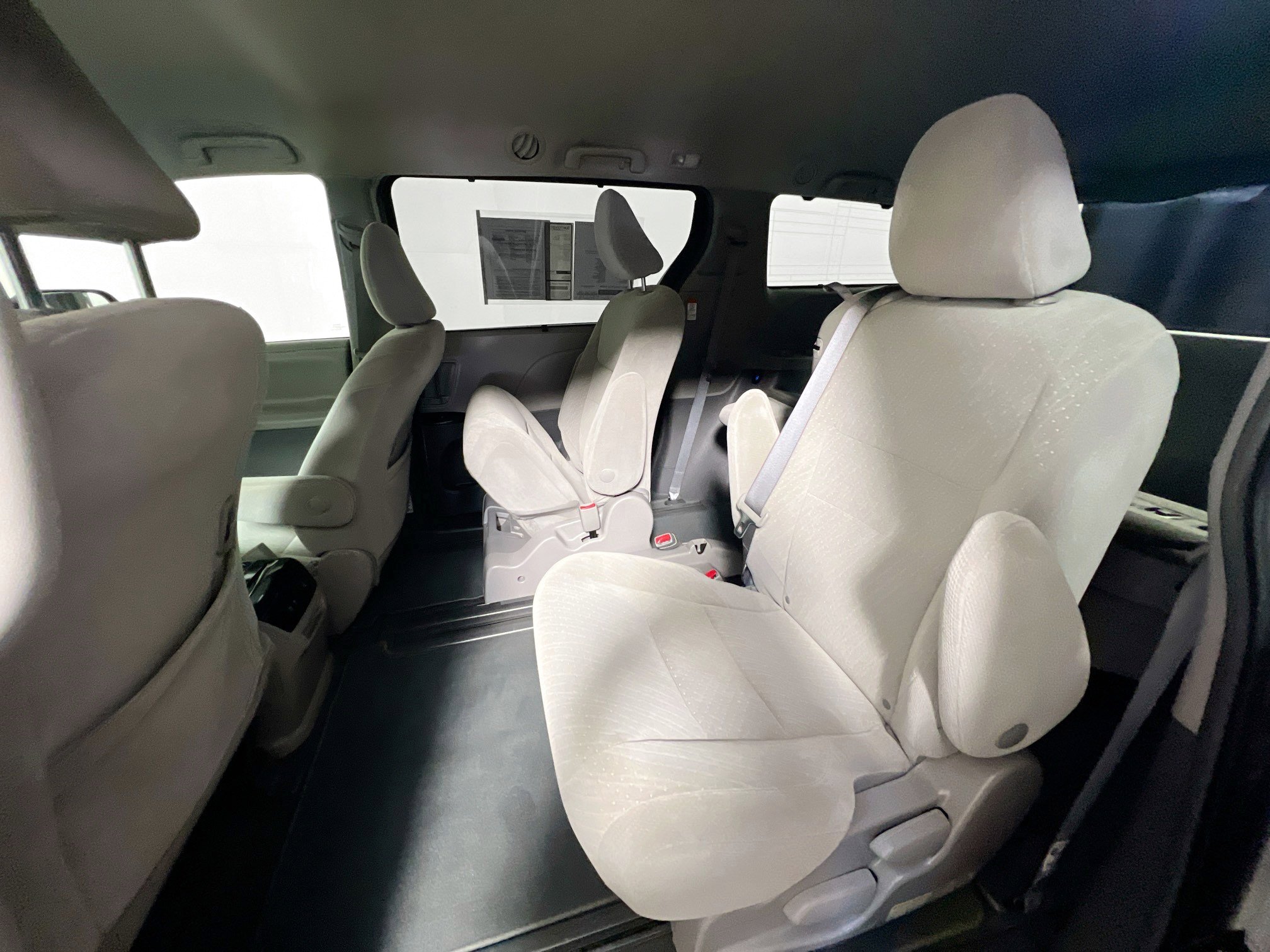 Used 2018 Toyota Sienna LE image 27