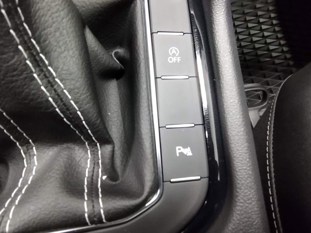 New 2025 Volkswagen Taos SEL image 33